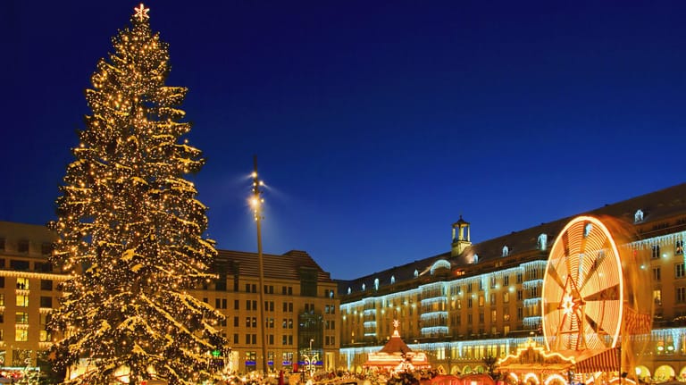Weihnachtsmarkt Dresden: Der sogenannte Striezelmarkt bietet vermutlich die größte Auswahl an Dresdner Weihnachtsspezialitäten aller Art.