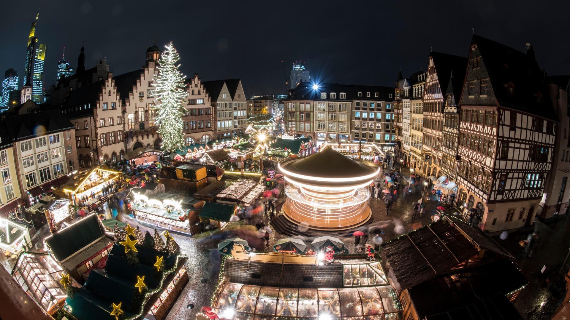 Weihnachtsmarkt Frankfurt am Main: So festlich beleuchtet war der Markt auf dem Römerberg bei seiner Eröffnung am 27.11.2017.