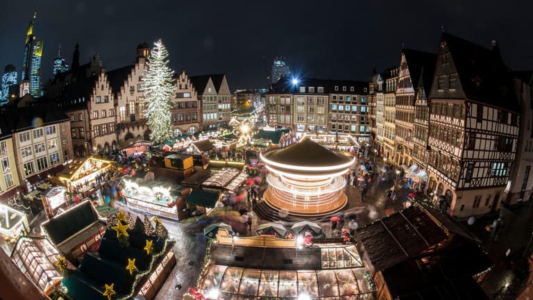 Weihnachtsmarkt Frankfurt am Main: So festlich beleuchtet war der Markt auf dem Römerberg bei seiner Eröffnung am 27.11.2017.