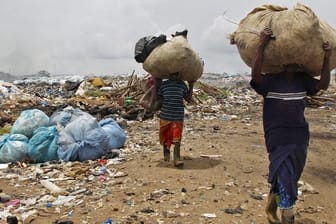 Armut in der Elfenbeinküste: Frauen sammeln recyclingfähige Materialien auf einer Deponie.