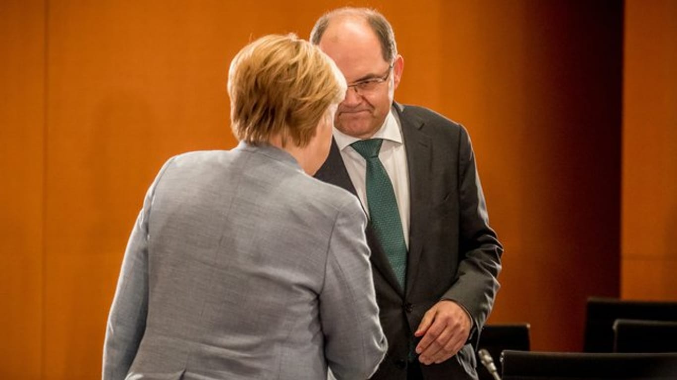 Bundeskanzlerin Angela Merkel und Minister Christian Schmidt im Kanzleramt.
