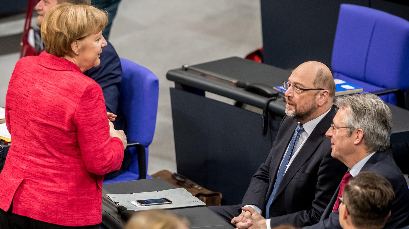 Angela Merkel und Martin Schulz im Bundestag: Union und SPD legen vor dem Spitzengespräch über eine mögliche Regierungsbildung in der Wählergunst zu.