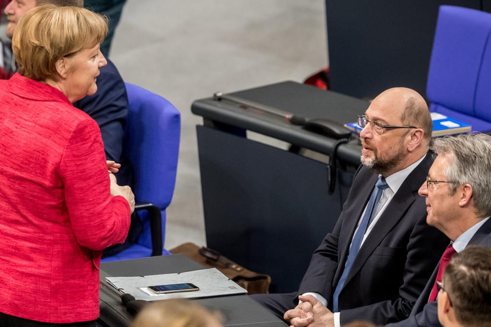 Angela Merkel und Martin Schulz im Bundestag: Union und SPD legen vor dem Spitzengespräch über eine mögliche Regierungsbildung in der Wählergunst zu.