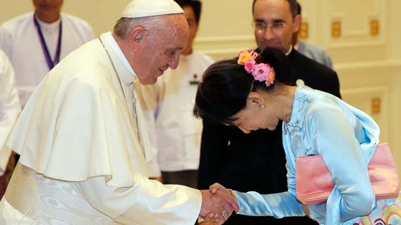 Papst Franziskus begrüßt Myanmars Regierungschefin Aung San Suu Kyi.