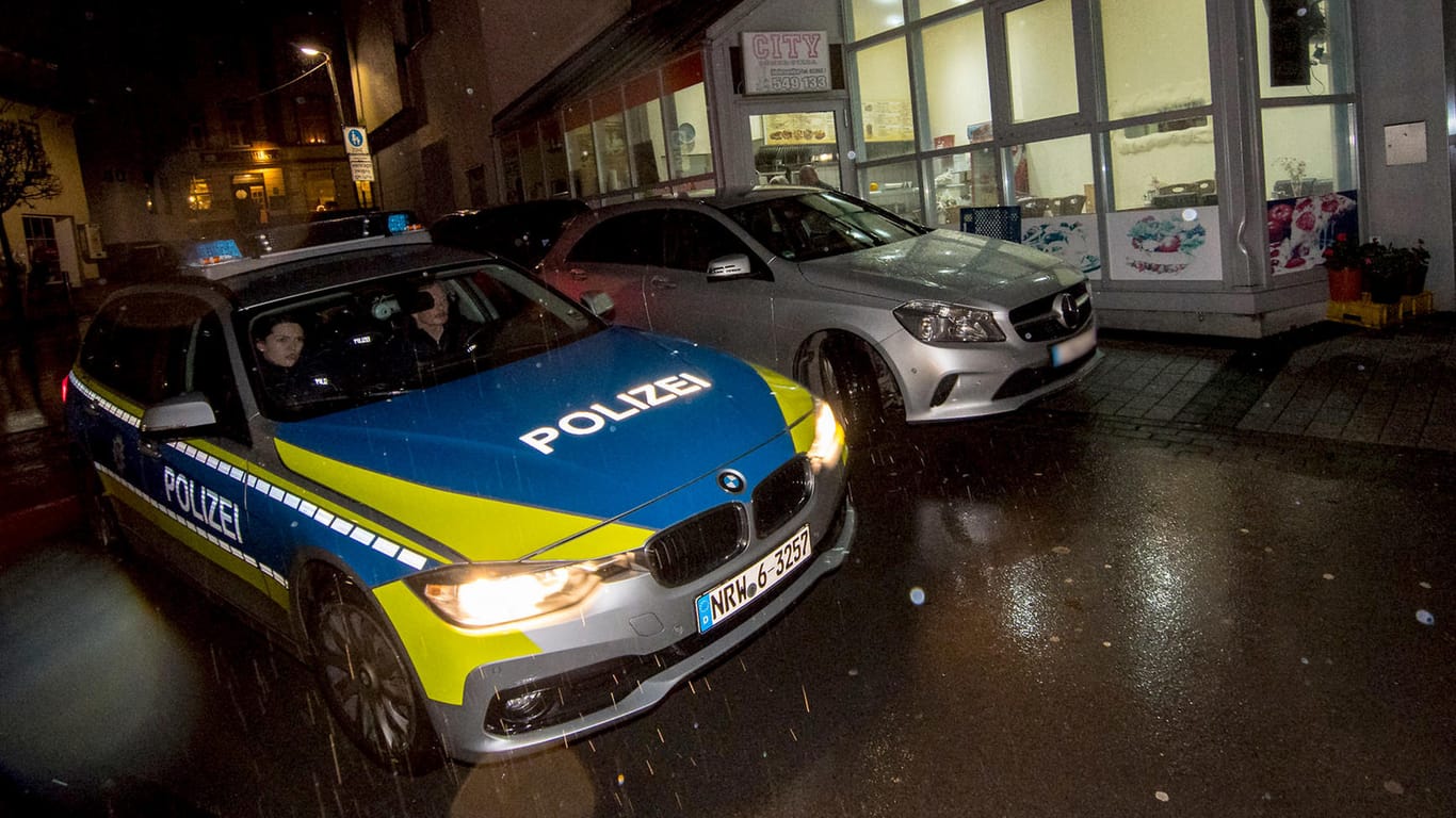 Polizeifahrzeug vor dem Tatort: Der Angriff ereignete sich in einem Dönerladen in der Kleinstadt Altena.