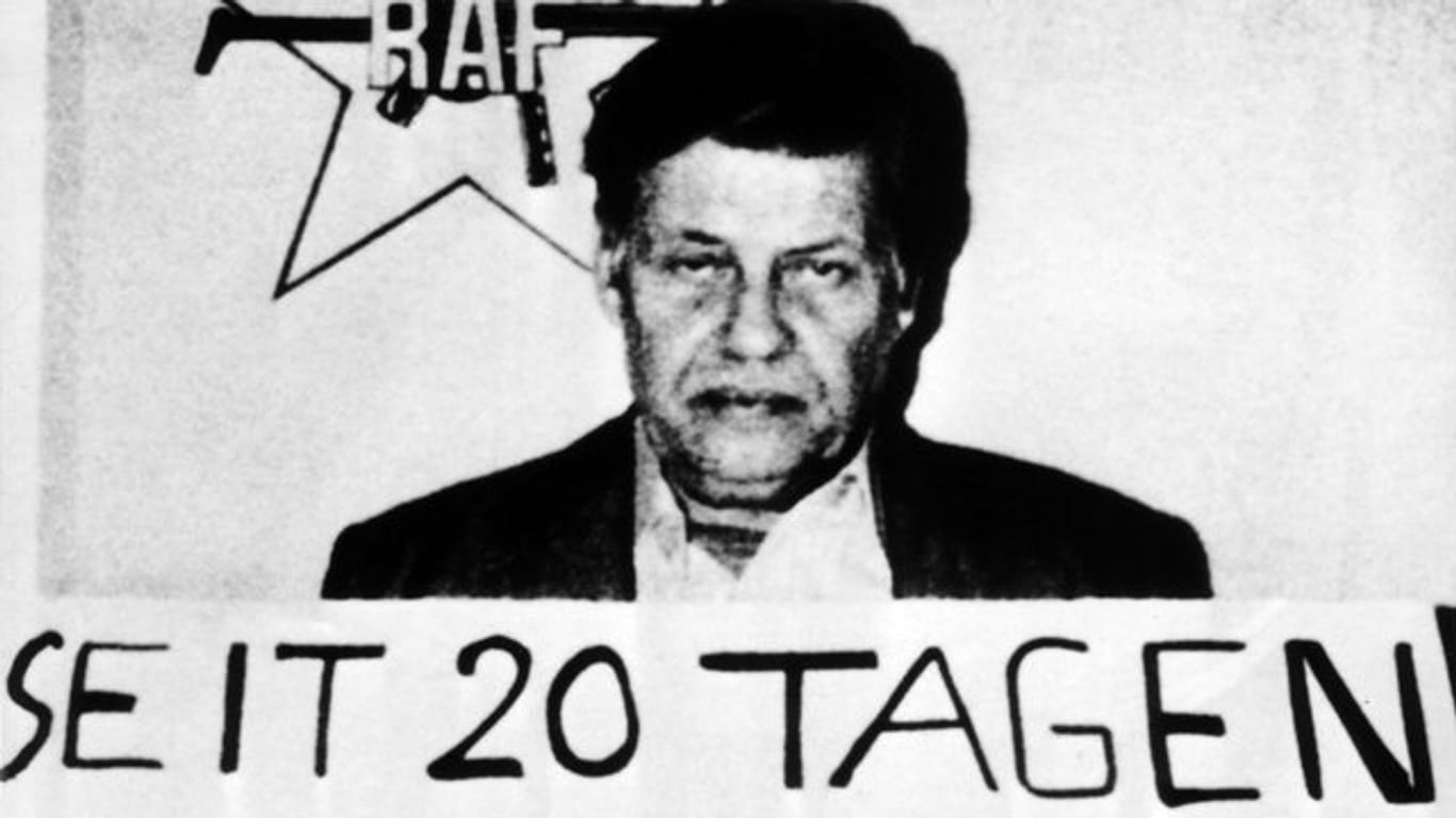 Der entführte und später ermordete Arbeitgeberpräsident Hanns Martin Schleyer unter dem Logo der RAF.