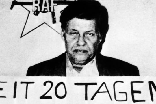 Der entführte und später ermordete Arbeitgeberpräsident Hanns Martin Schleyer unter dem Logo der RAF.