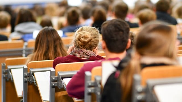 Aktuell sind 1,5 Prozent mehr Studenten eingeschrieben als vor einem Jahr. Aktuell sind 1,5 Prozent mehr Studenten eingeschrieben als vor einem Jahr.
