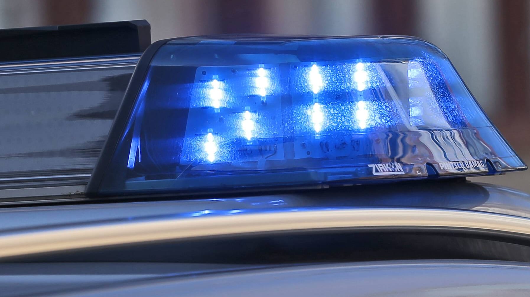 Blaulicht: An zwei Gymnasien in Baden-Württemberg kam es am Morgen zu Amokdrohungen. Blaulicht: An zwei Gymnasien in Baden-Württemberg kam es am Morgen zu Amokdrohungen.