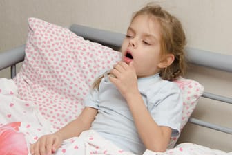 Bei einem Pseudokrupp-Anfall schwellen die Schleimhäute der Atemwege an, häufig ausgelöst durch Viren und meist in der Nacht.