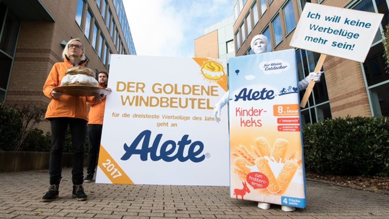 Aktivisten der Organisation Foodwatch vor dem Firmensitz von Alete in Bad Homburg.