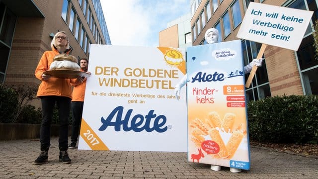 Aktivisten der Organisation Foodwatch vor dem Firmensitz von Alete in Bad Homburg. Aktivisten der Organisation Foodwatch vor dem Firmensitz von Alete in Bad Homburg.