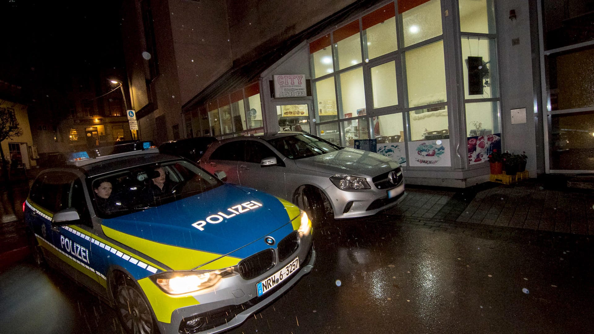 Polizeifahrzeug vor dem Tatort: Der Angriff ereignete sich in einem Dönerimbiss in Altena.