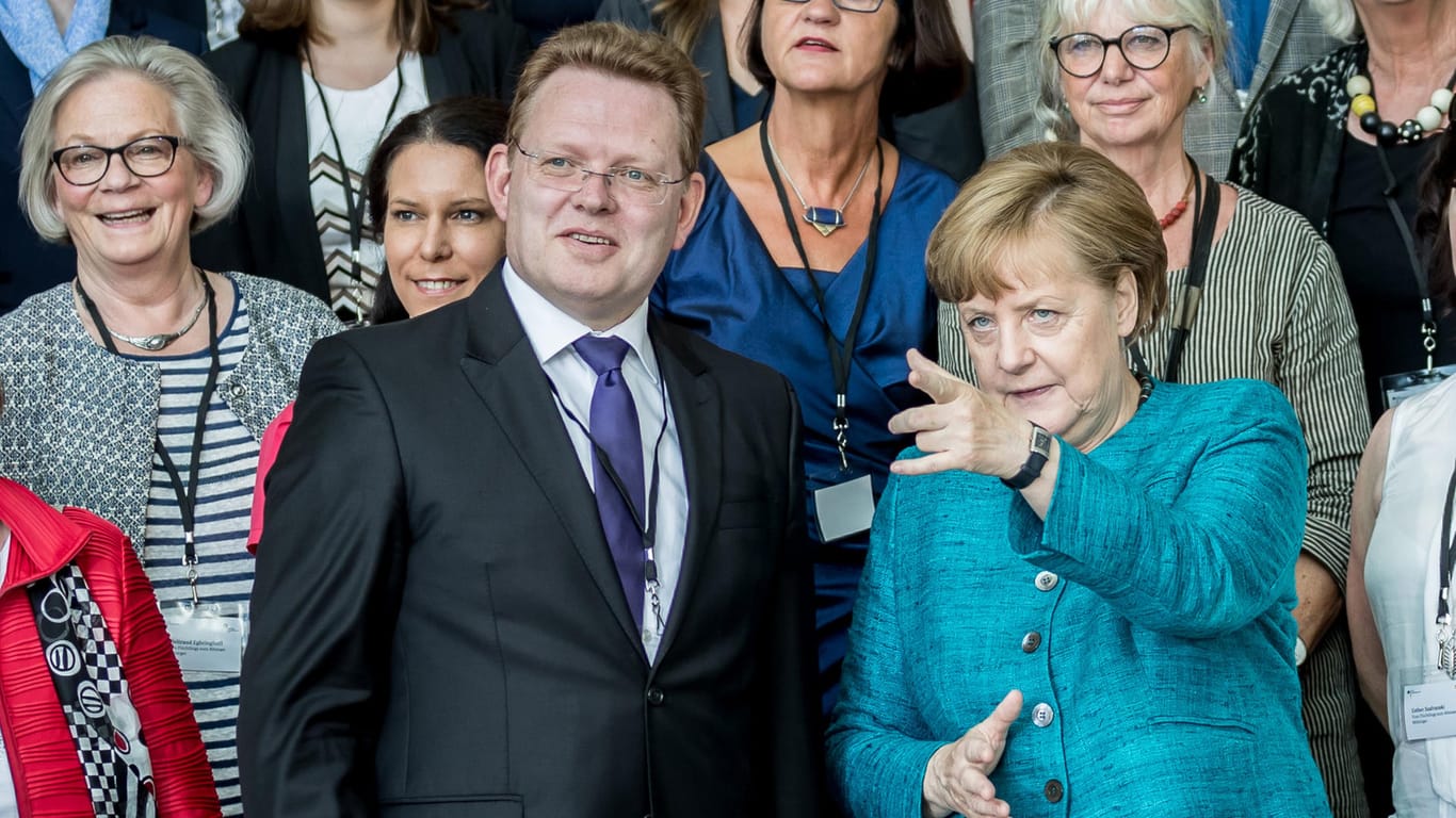 Andreas Hollstein mit Angela Merkel: Wegen ihres Einsatzes für Flüchtlinge würden der Bürgermeister und die Stadt Altena mit dem "Nationalen Integrationspreis" ausgezeichnet.