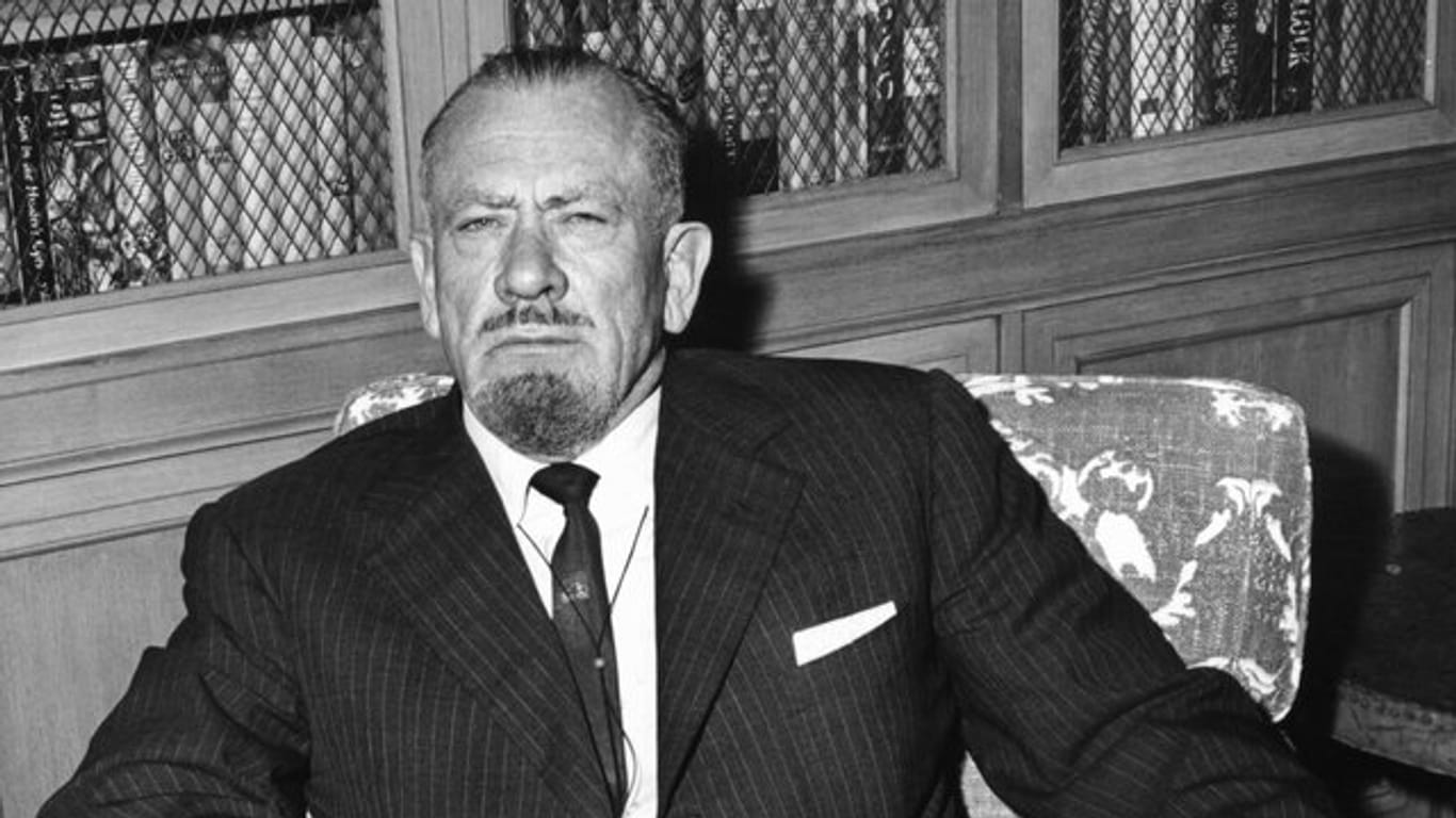 DErLiteratur-Nobelpreisträger John Steinbeck 1962 in New York.
