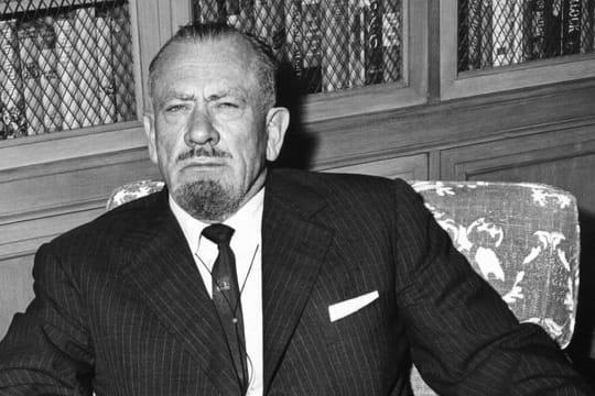 DErLiteratur-Nobelpreisträger John Steinbeck 1962 in New York.