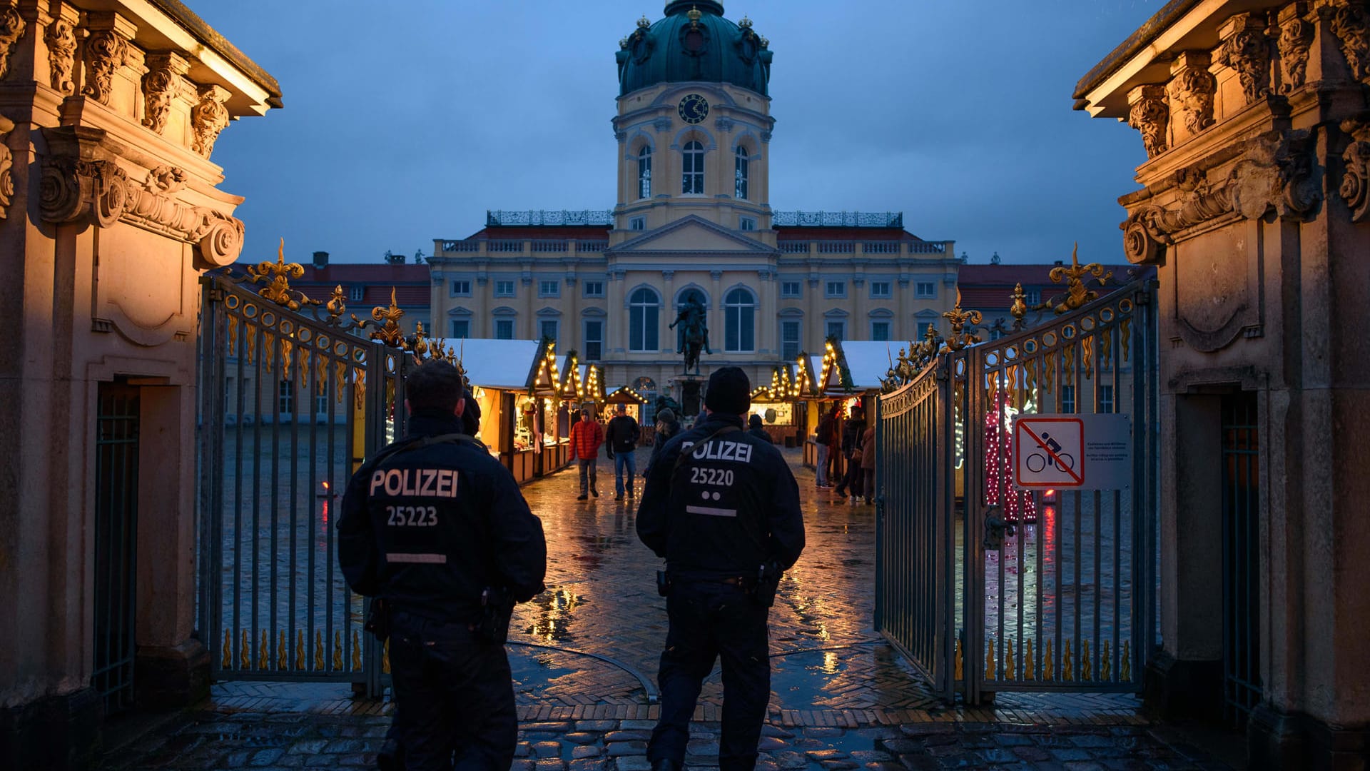 Der Weihnachtsmarkt in Berlin-Charlottenburg: Das Bezirksamt hatte dem Veranstalter den "Grundschutz" auferlegt und ein Zwangsgeld angedroht. Der Weihnachtsmarkt in Berlin-Charlottenburg: Das Bezirksamt hatte dem Veranstalter den "Grundschutz" auferlegt und ein Zwangsgeld angedroht.