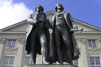 Das Monument von Johann Wolfgang Goethe und Friedrich Schiller in Weimar.