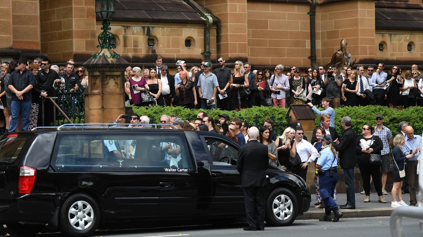 Neben der Familie kamen viele Fans von AC/DC zur Beerdigung von Malcolm Young.