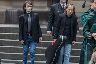 AC/DC-Star Angus Young: Bei der Beerdigung seines verstorbenen Bruders trug er dessen Gitarre. Neben ihm Malcolms Sohn Ross.
