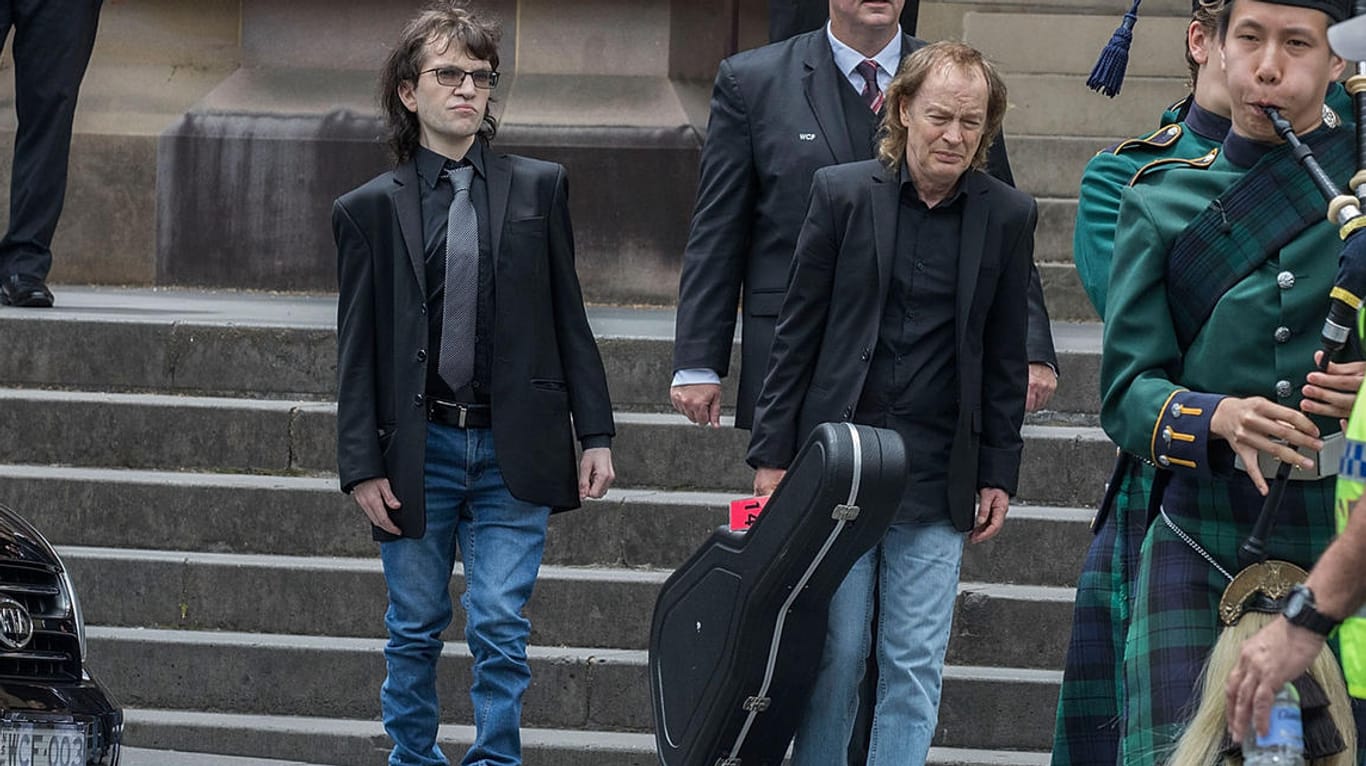 AC/DC-Star Angus Young: Bei der Beerdigung seines verstorbenen Bruders trug er dessen Gitarre. Neben ihm Malcolms Sohn Ross.