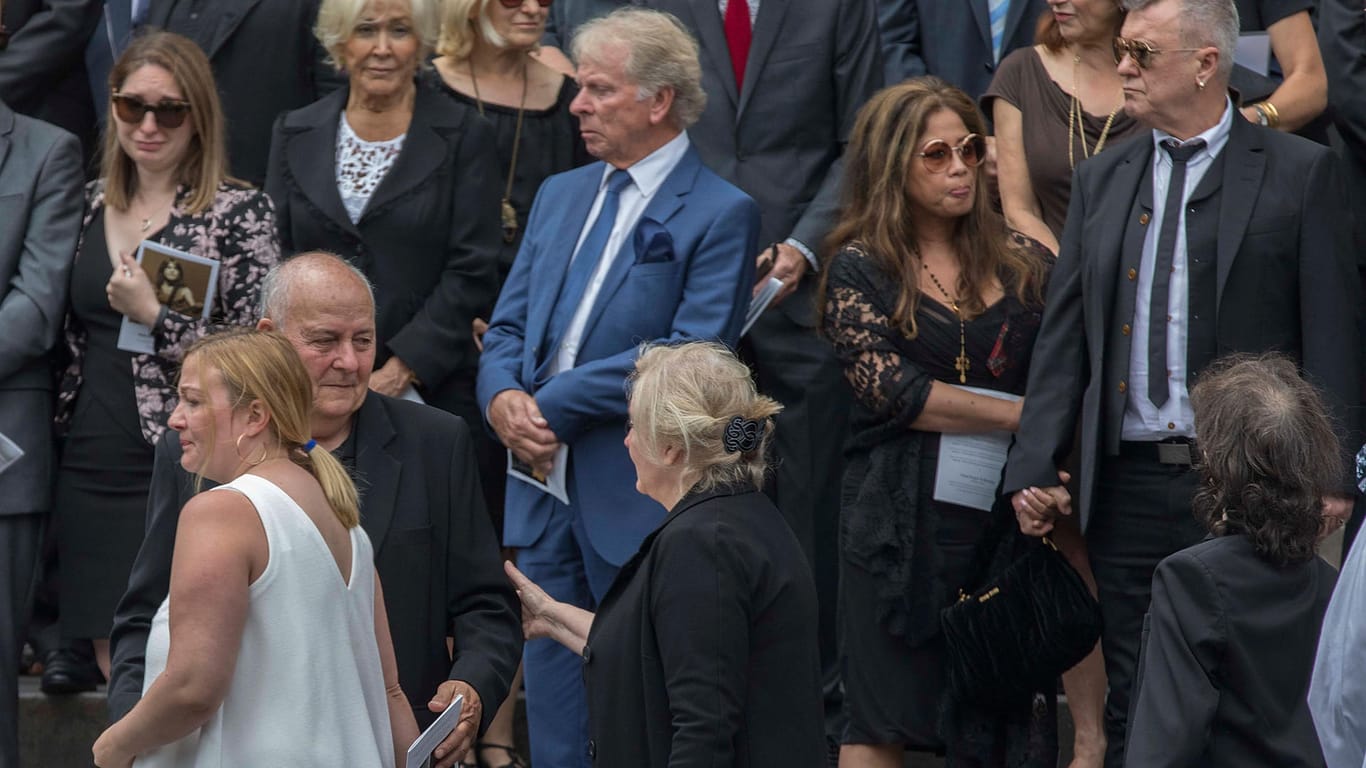 In Weiß: Cara, die Tochter von Malcolm Young, dahinter seine Witwe Linda. Im Hintergrund rechts sind Jimmy Barnes und seine Frau Jane Mahoney zu sehen.
