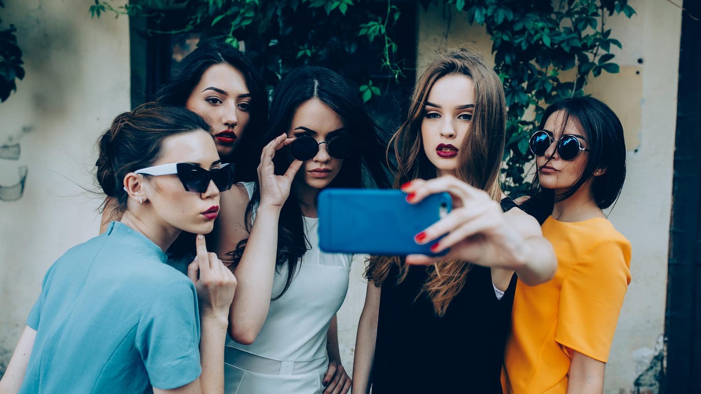 Fünf junge Mädchen schießen ein Selfie