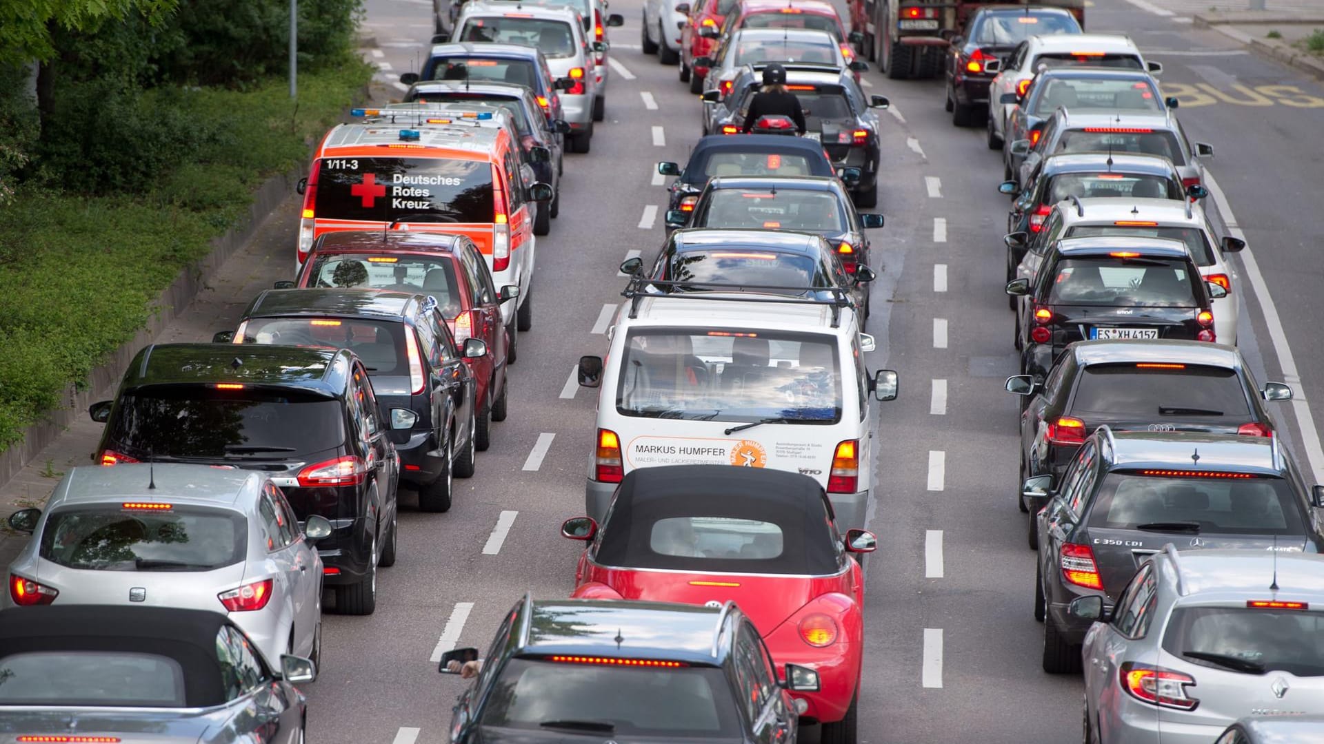 Autos stehen in Stuttgart im Stau: Kann der Diesel-Gipfel Fahrverbote in deutschen Städten verhindern?