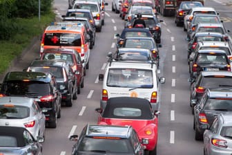 Autos stehen in Stuttgart im Stau: Kann der Diesel-Gipfel Fahrverbote in deutschen Städten verhindern?