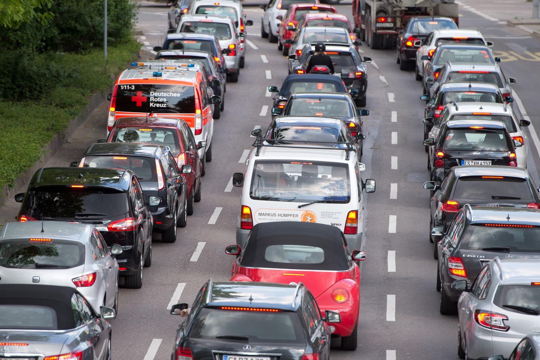 Autos stehen in Stuttgart im Stau: Kann der Diesel-Gipfel Fahrverbote in deutschen Städten verhindern?