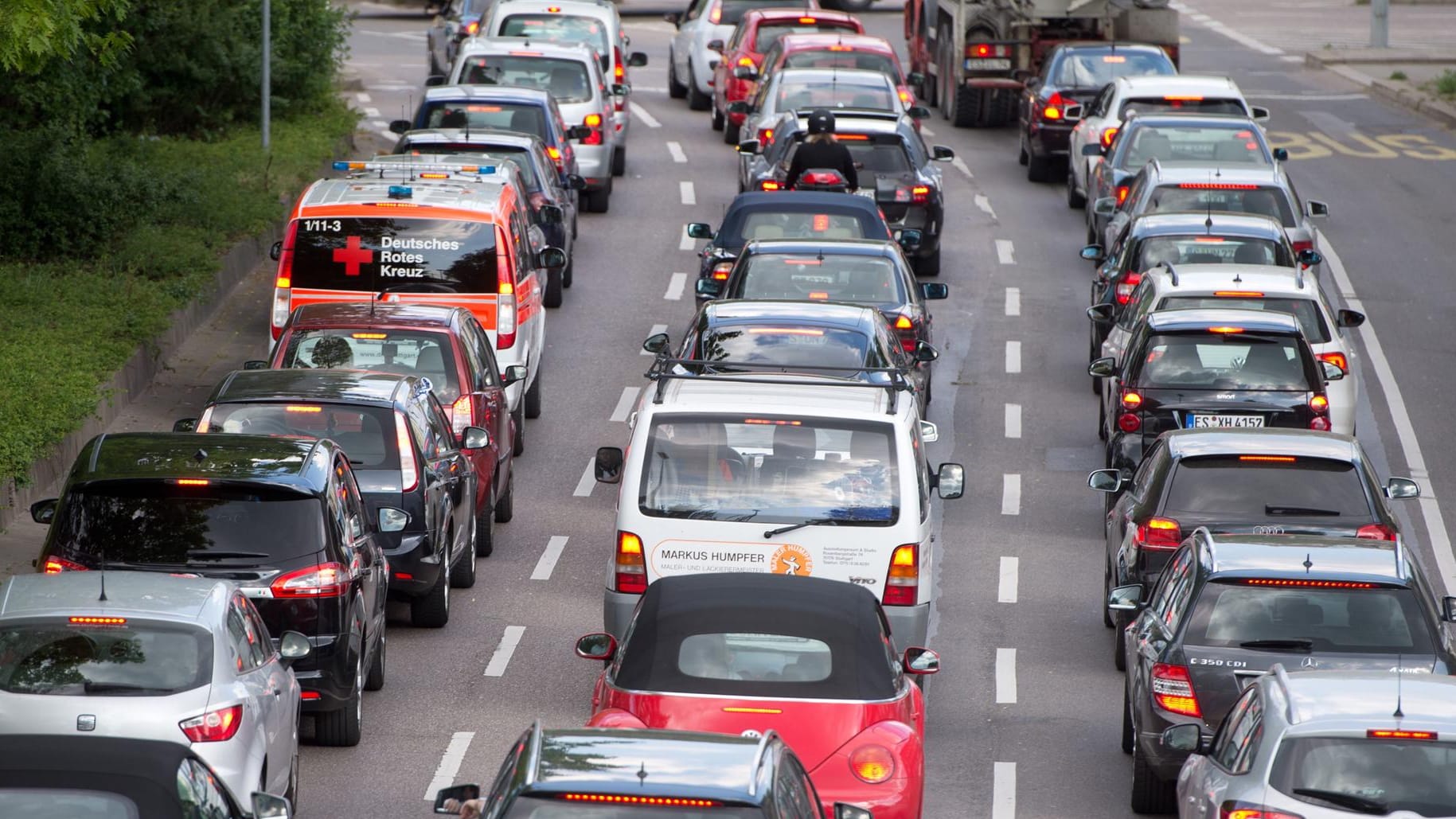 Autos stehen in Stuttgart im Stau: Kann der Diesel-Gipfel Fahrverbote in deutschen Städten verhindern?