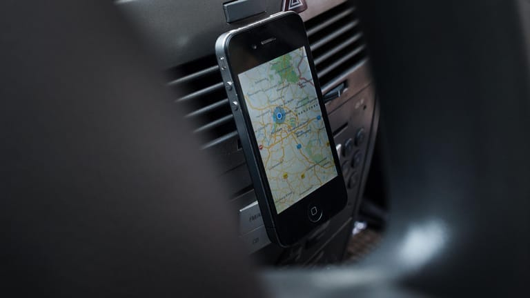 Smartphone-App im Auto: Nach einem Unfall oder einer Panne erhalten Fahrer damit schnell Hilfe.