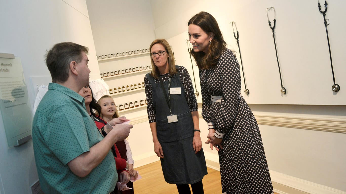 Herzogin Kate unterhält sich im Foundling Museum – dabei kommt ihr Bauch gut zur Geltung.