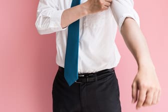 Im formalen Berufsleben sind aufgekrempelte Hemdsärmel nur etwas für den Hochsommer, wenn der Chef dieses Verhalten toleriert.