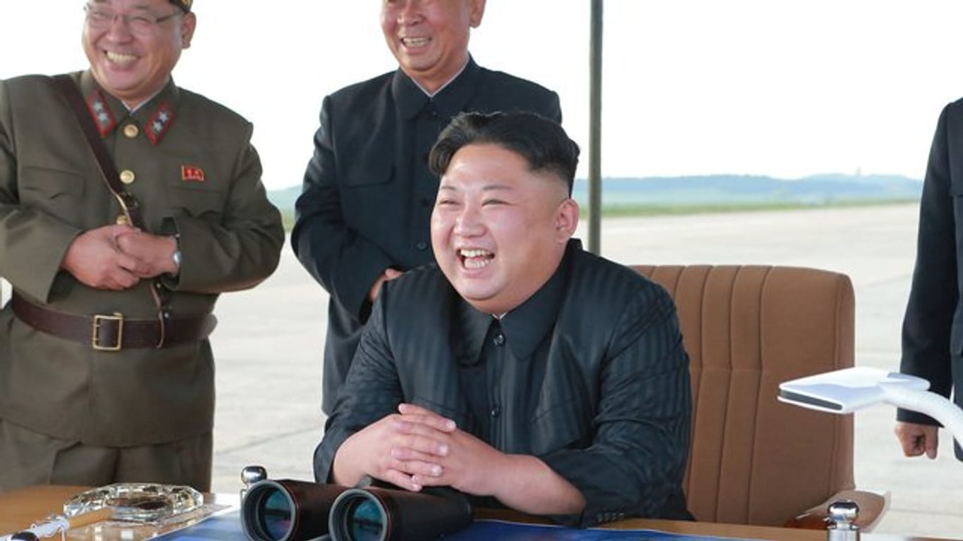 Nordkoreas Machthaber Kim Jong Un freut sich Mitte September über einenh fgelungenen Raketenstart.