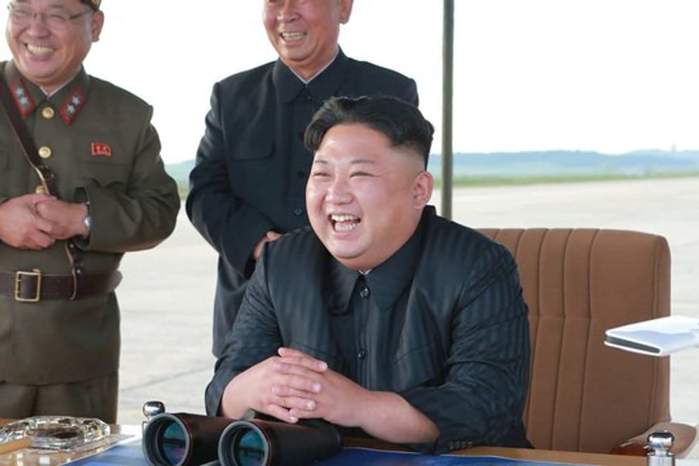Nordkoreas Machthaber Kim Jong Un freut sich Mitte September über einenh fgelungenen Raketenstart.