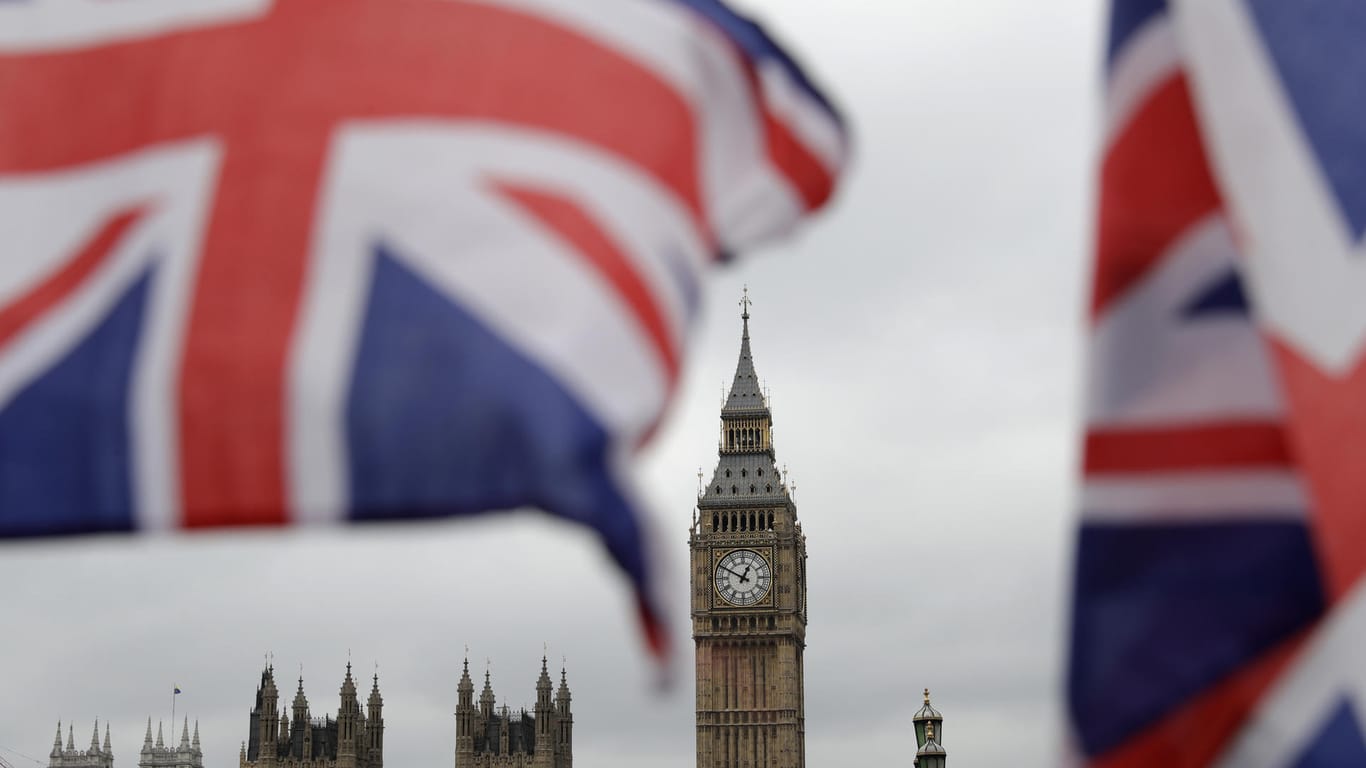 Britische Fähnchen vor dem britischen Parlament: Für den Brexit muss London tief in die Tasche greifen.