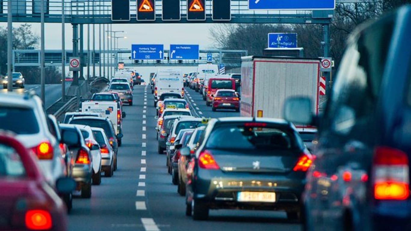 Autos stehen auf einer Autobahn in Berlin im Stau.