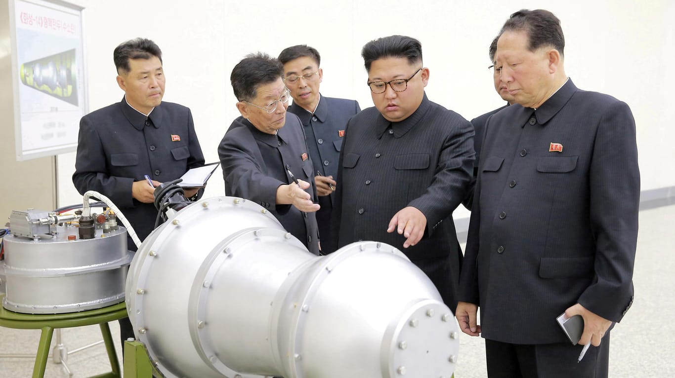 Kim Jong Un inspiziert das Modell eines nuklearen Sprengkopfes: Experten bezweifeln, dass die nordkoreanischen Raketen tatsächlich Atombomben tragen können.