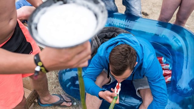 Nicht zuletzt auch über das Internet können Jugendliche leicht an harten Alkohol kommen - mit genau auf die Zielgruppe zugeschnittenen Angeboten. Nicht zuletzt auch über das Internet können Jugendliche leicht an harten Alkohol kommen - mit genau auf die Zielgruppe zugeschnittenen Angeboten.