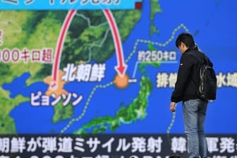 In Tokio flimmert die Nachricht über Nordkoreas Raketentest über einen Bildschirm.
