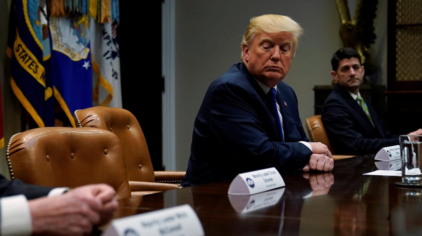 Mein rechter, rechter Platz ist leer: Nach dem geplatzten Treffen mit den US-Demokraten lässt sich Donald Trump neben zwei leeren Stühlen fotografieren.
