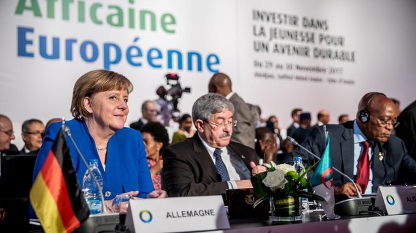 Bundeskanzlerin Angela Merkel sitzt beim EU-Afrika-Gipfel in Abidjan neben Ahmed Ouyahia, dem Ministerpräsidenten von Algerien.