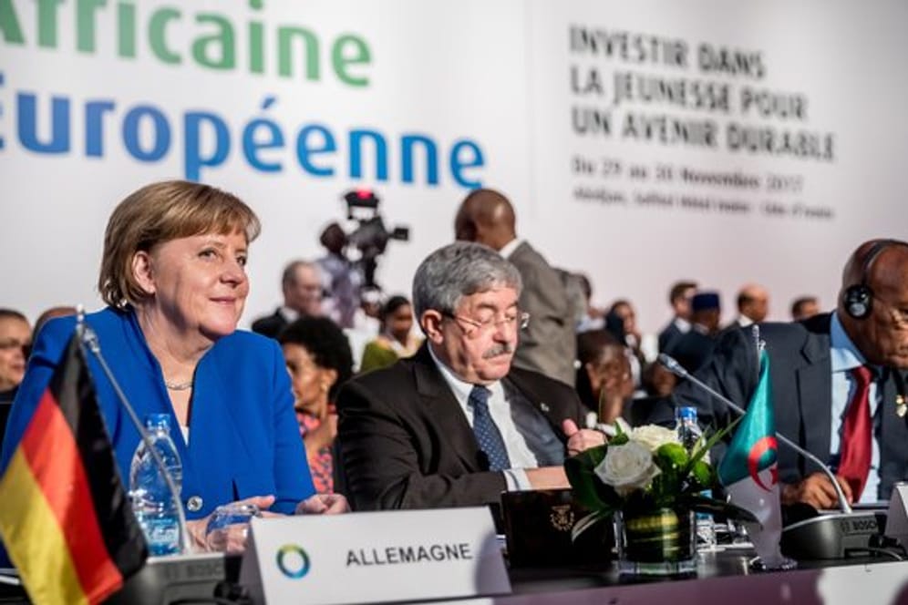 Bundeskanzlerin Angela Merkel sitzt beim EU-Afrika-Gipfel in Abidjan neben Ahmed Ouyahia, dem Ministerpräsidenten von Algerien.