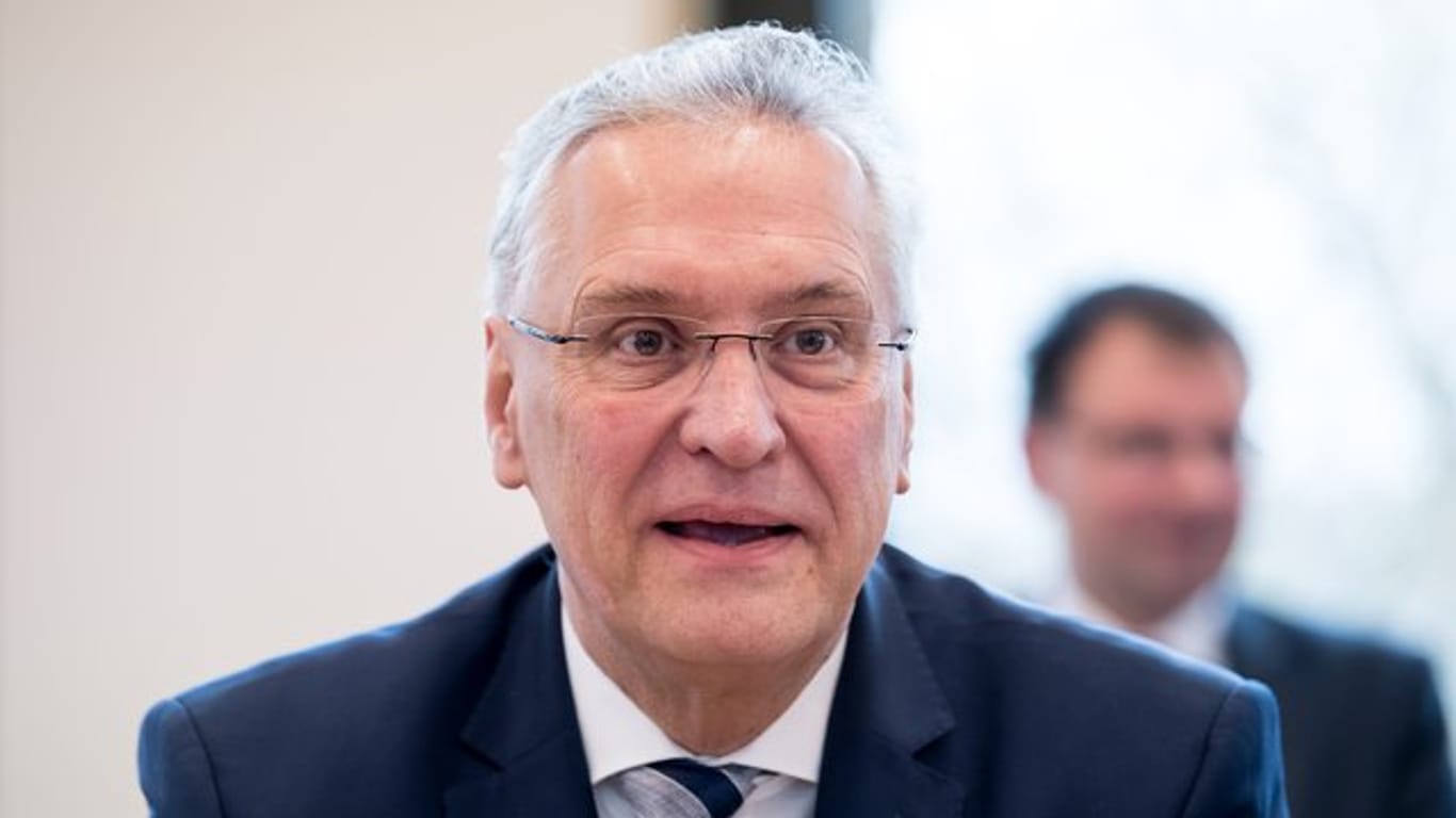 Der bayerische Innenminister Joachim Herrmann kommt zu einer Sitzung der CSU-Landtagsfraktion in München.