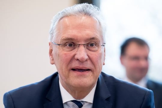Der bayerische Innenminister Joachim Herrmann kommt zu einer Sitzung der CSU-Landtagsfraktion in München.