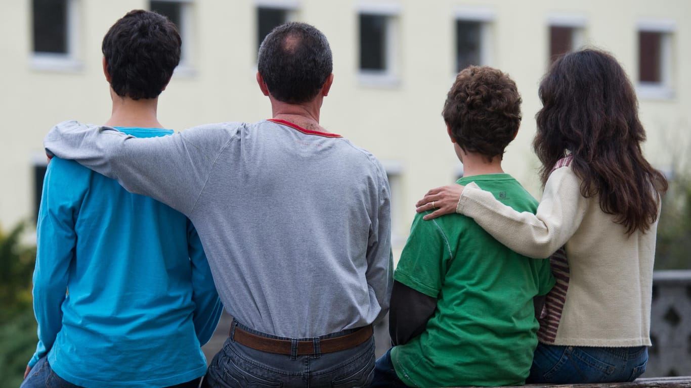 Eine syrische Familie sitzt vor einem Asylwohnheim der Zentralen Ausländerbehörde des Landes Brandenburg am in Brandenburg.