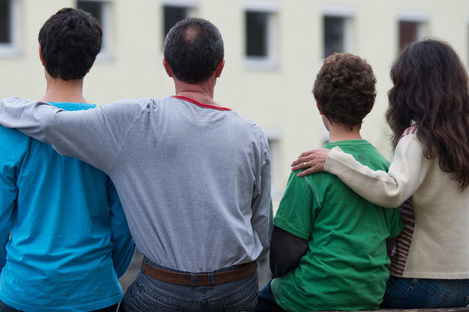 Eine syrische Familie sitzt vor einem Asylwohnheim der Zentralen Ausländerbehörde des Landes Brandenburg am in Brandenburg.