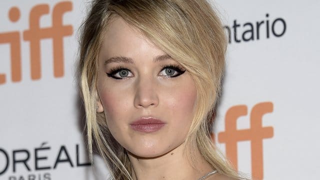 Wenn Jennifer Lawrence privat unterwegs ist, wird sie nicht gern von Fans angesprochen. Wenn Jennifer Lawrence privat unterwegs ist, wird sie nicht gern von Fans angesprochen.