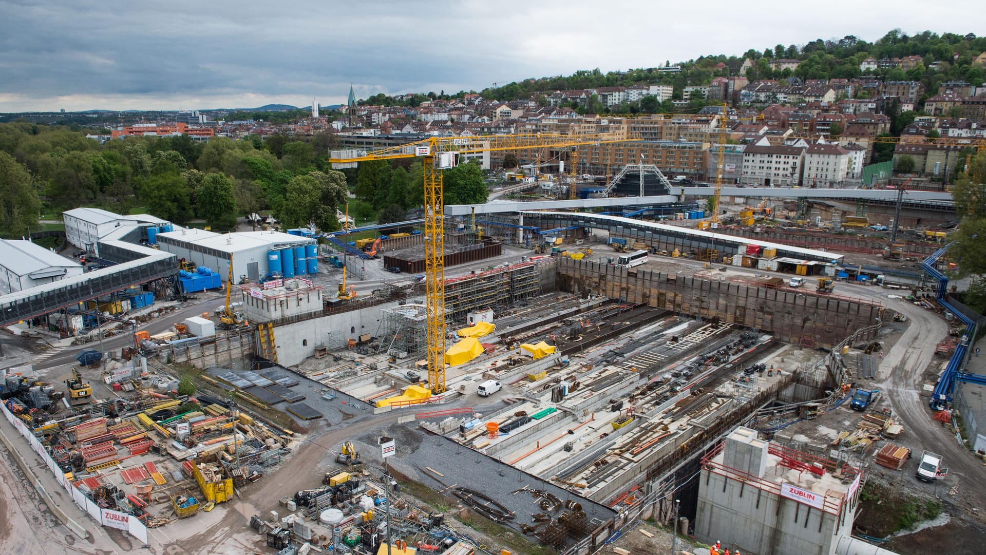 Baustelle des Großprojekts Stuttgart 21: Der neue Bahnhof für die baden-württembergische Hauptstadt wird wesentlich teuer als bisher geplant. Baustelle des Großprojekts Stuttgart 21: Der neue Bahnhof für die baden-württembergische Hauptstadt wird wesentlich teuer als bisher geplant.